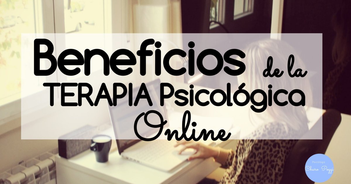 Beneficios de la terapia psicológica online, logo de Charo Poggi psicóloga, sobre una foto de una mujer rubia, joven, sentada en un escritorio mientras teclea su portatil. Hay una taz a su lado y está frente a una ventana.